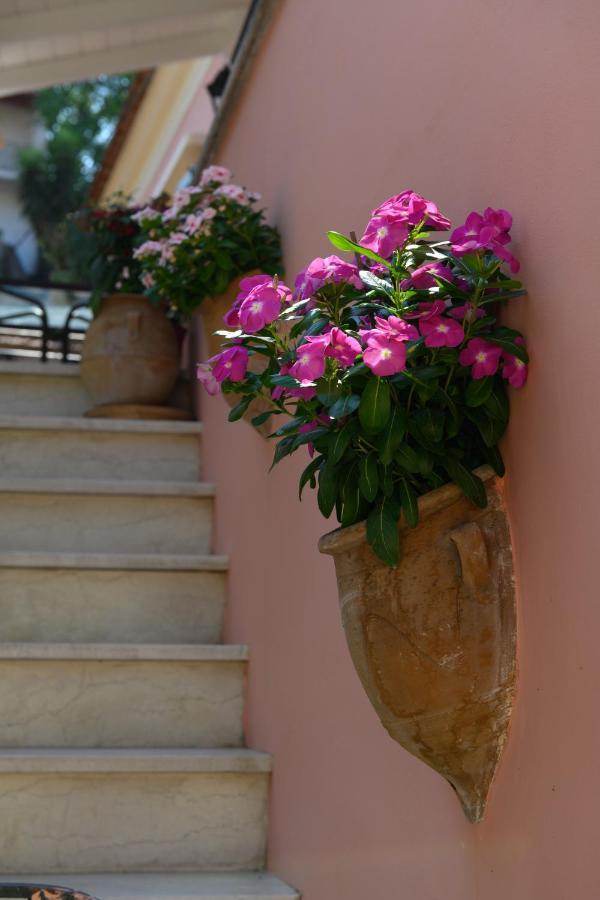 La Maisonette: Heart of Liapades with Beach Access Exterior photo
